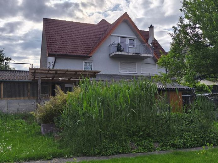 Besondere Gelegenheit!
Zwei Häuser auf einem großen Grundstück.
Vielseitige Nutzungsmöglichkeiten! – Foto 1