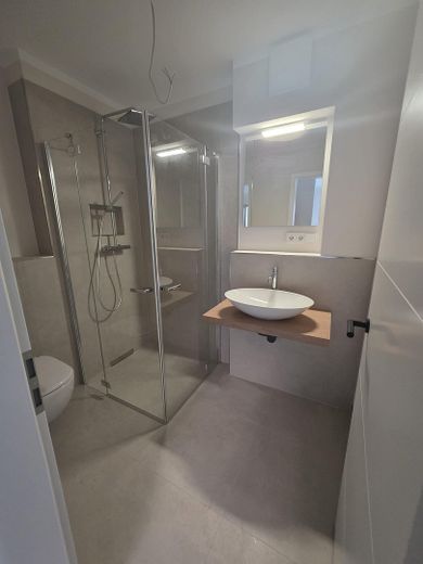 Новобудова, перше заселення – Modernes Duschbad mit Glasabtr