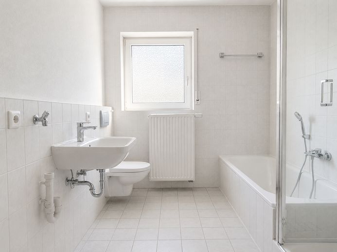 Frisch renovierte 3-Zimmer-Wohnung mit Balkon & Stellplatz in Weikersheim – Badezimmer