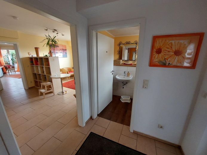 EG Gäste-WC Blick auf R. 3 u 1