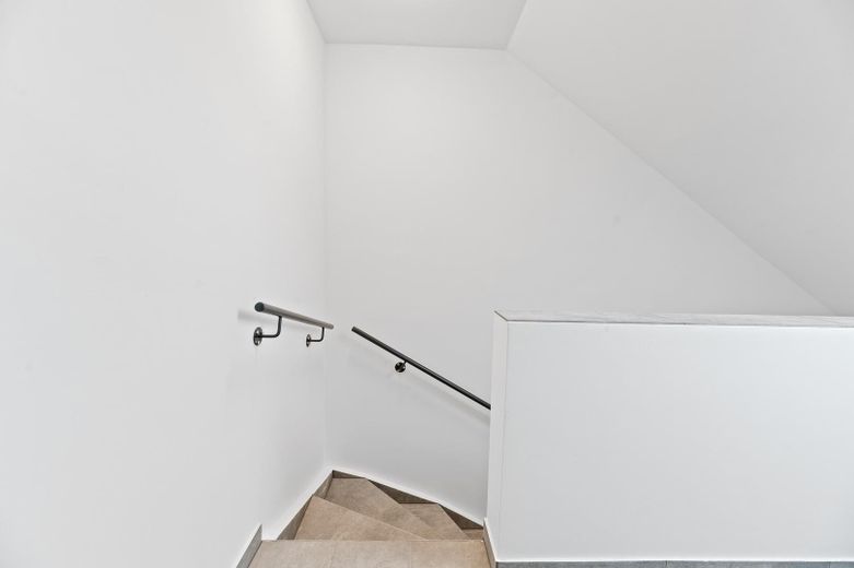 Freundliche 3-Zimmer-Dachgeschosswohnung – Treppenhaus