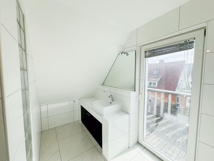 Helle und großzügige 3,5-Zimmer Maisonettewohnung mit EBK und Balkon! – Ebene 1- Badezimmer