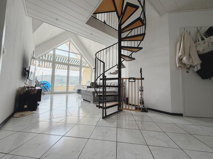 Appartement-galerie de 3 pièces avec deux loggias, balcon et vue dégagée sur Höchst. – Wohnzimmer Ansicht 2