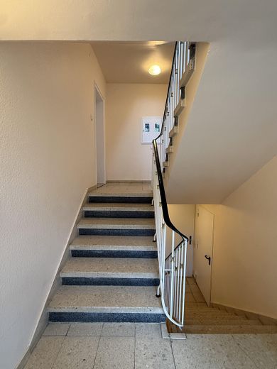Prachtige 3-kamerwoning met groot balkon & parkeerplaats voor de deur in Sachsenhausen-Nord – Treppenhaus