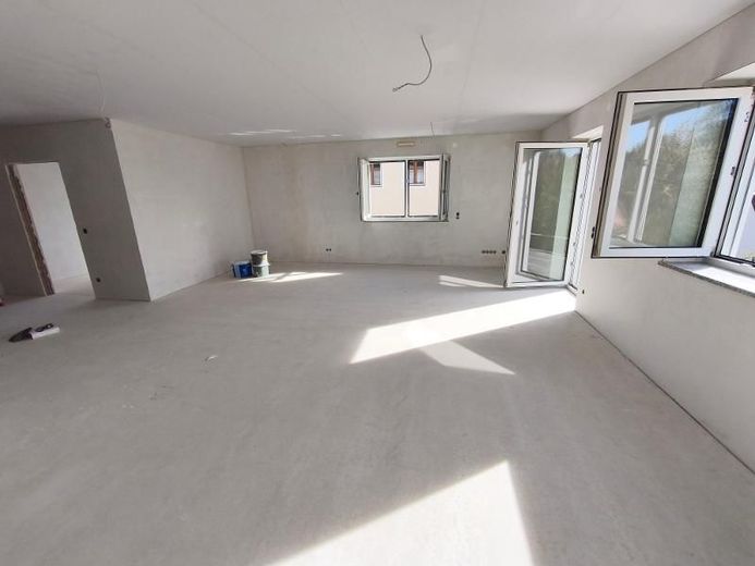 4 Zi. Wohnung (Nr. 7) im OG mit Balkon – Wohnen / Essen / Küche mit Zugang zum Balkon Bild 5