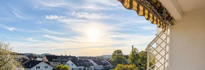 Un appartement lumineux et bien entretenu de 3 pièces avec balcon et cuisine équipée.