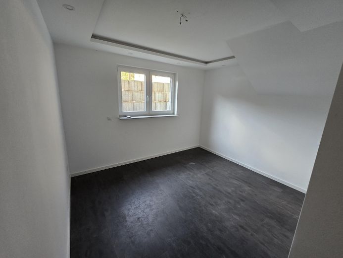 Einfamilienhaus mit kernsanierter Einliegerwohnung, Pool und Garage in Lustadt – Einliegerwohnung Schlafzimmer 