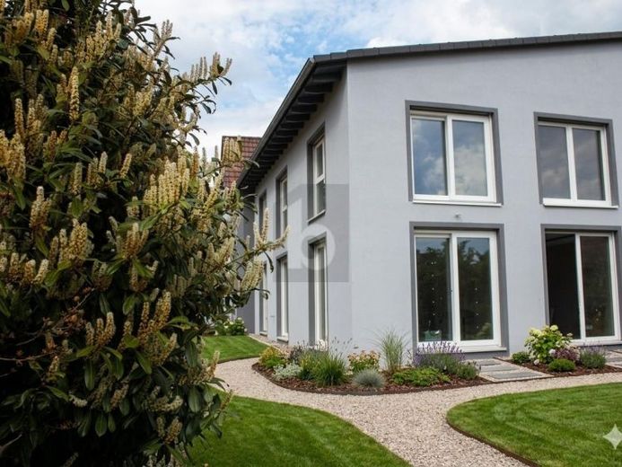 STIL UND KOMFORT IN ZENTRUMSNAHEM NEUBAU – फोटो 1