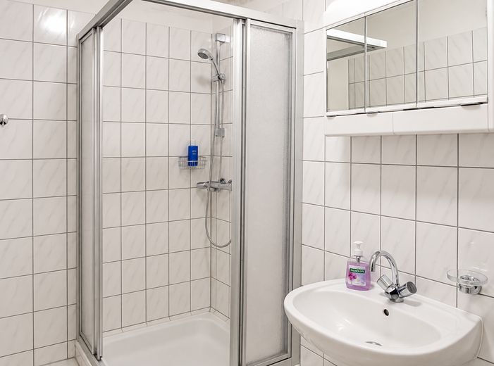 TOP 1R=34m², 2R= 7m², 3 R= 114m² umeblowane apartamenty, również do wynajmu krótkoterminowego – Badezimmer Appartement 1