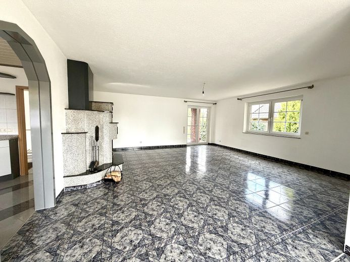 225 qm Familienglück auf 2 Ebenen + Toller Garten, Sauna & Kamin – Wohnzimmer