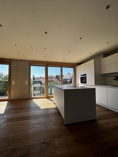 Neuwertiges 4-Zimmer-Penthouse mit Dachterrasse, Aufzug & Deckenkühlung in best Lage – Foto 3