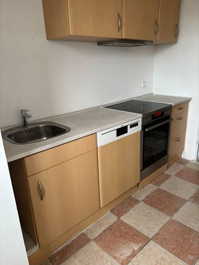 Küchenzeile mit Geräten