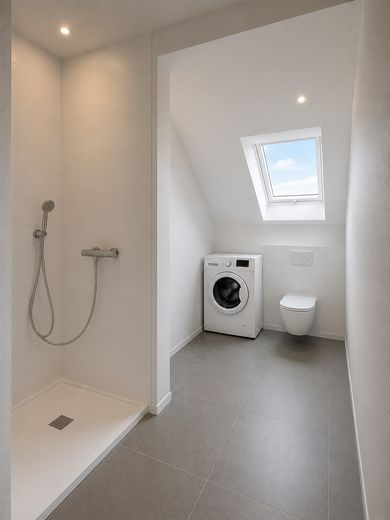 ERSTBEZUG 2,5 Zimmer KFW55 DG mit Ankleidezimmer, Loggia, FBH, EBK, Wallbox – Bad visualisiert