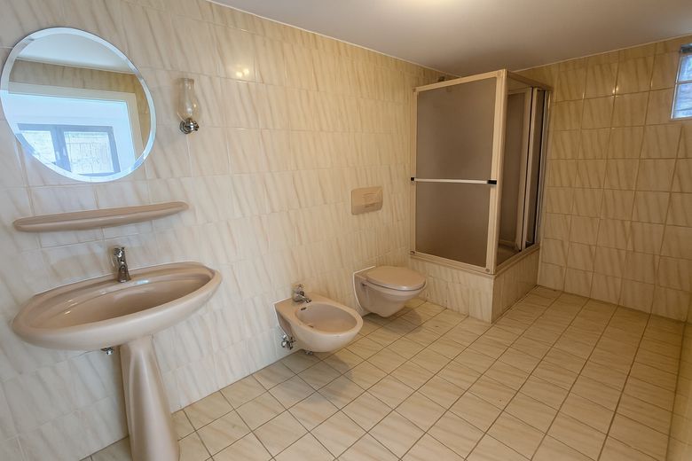 Großes Einfamilienhaus mit Einliegerbereich – ideal für Wohnen, Praxis oder Homeoffice – Badezimmer mit Dusche/WC