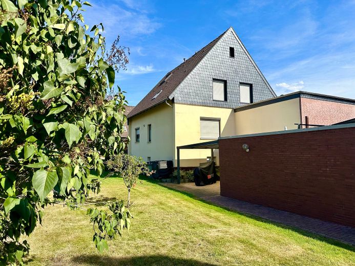 Modernisiertes Zweifamilienhaus in zentraler Lage – Neustadt am Rübenberge – Gartenansicht
