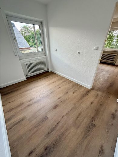 Helle, frisch sanierte 3-Zimmerwohnung mit großem Balkon und Blick ins Grüne – Küche m.Blick z. Esszimmer