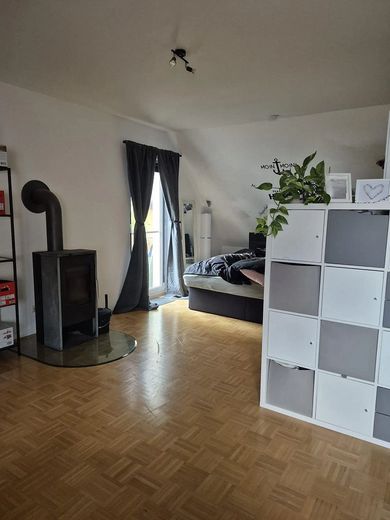 Ruime, lichte 4-kamerwoning met balkon, open haard en parkeerplaatsen (laag-energiebouw) – Wohnzimmeransicht Balkon Kamin