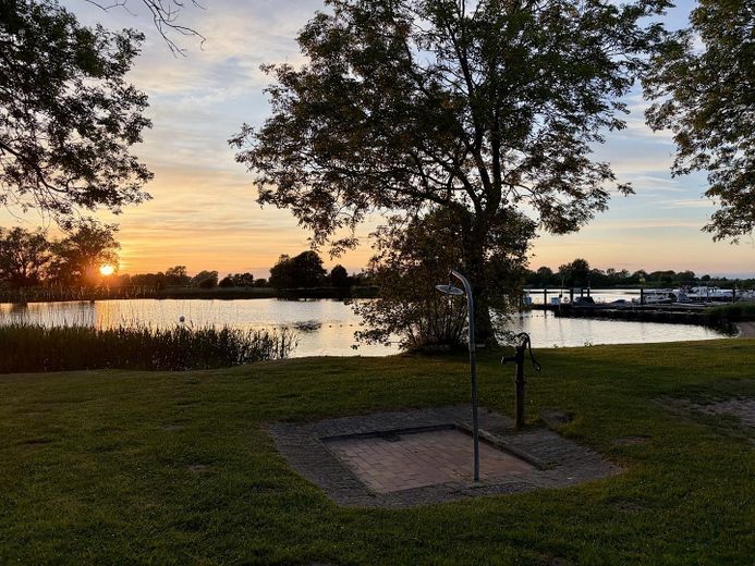 Jak nowy drewniany bungalow klasy A+ w pobliżu Eidery – ogród, widok na pola, bez prowizji – Badestelle, Dusche, Spielplatz