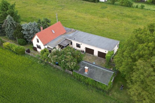 Letnia idylla: położony na uboczu dom jednorodzinny z dużą działką