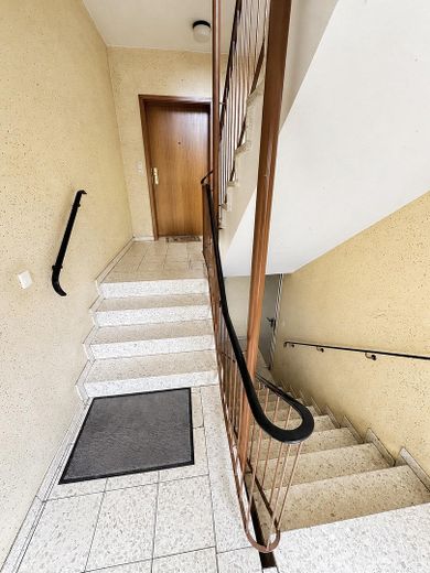 MAISONETTEWOHNUNG MIT GROSSEM BALKON – Hausflur