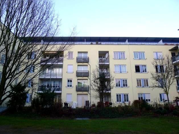 Provisionsfreie, modernisierte 3-Zimmer-Wohnung mit Wintergarten und Garagenbox, bezugsfrei – Hofseite mit Balkonen