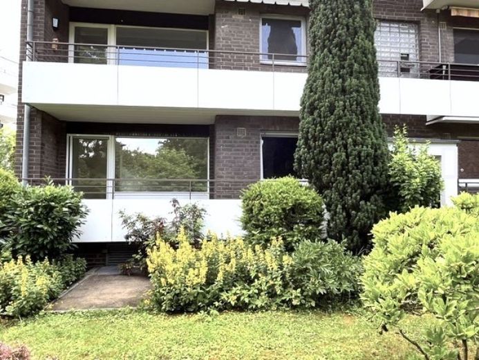Bezugsfreie 3-Zi.-Wohnung mit 2 Loggien, saniertem Bad, sep. WC, EBK, ruhige Nebenlage in Oberkassel – Foto 1