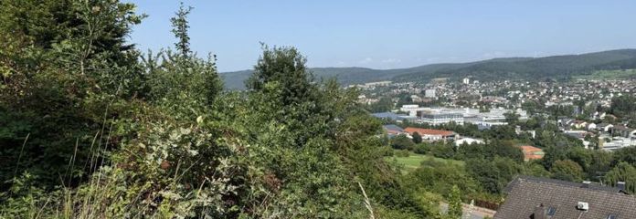 Emplacement avec vue unique – terrain constructible dans un quartier résidentiel prisé