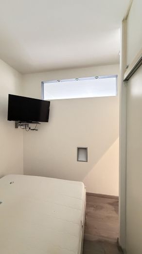 Bezugsfreie 1,5-Zimmer-Wohnung mit traumhaftem Spreeblick – ruhig, zentral und modernisiert – Schlafzimmer