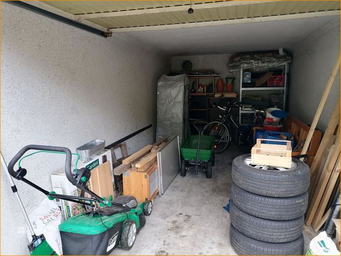 5 Garagen sind Bestandteil des Angebotes
