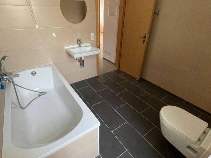 Objekt-Nr.: 14323 - Schöne bezugsfreie 3-Zimmer-Maisonette-ETW mit Wanne im EG und 1. OG in Plauen (Reusa) – Foto 1