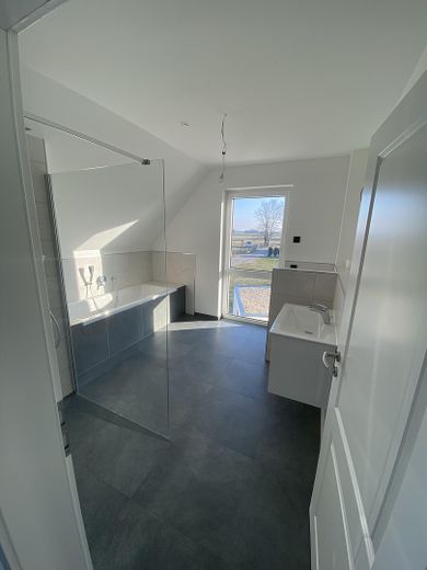 Now at an advantageous price: Modern country house incl. plot & fitted kitchen – Bad im Dachgeschoss