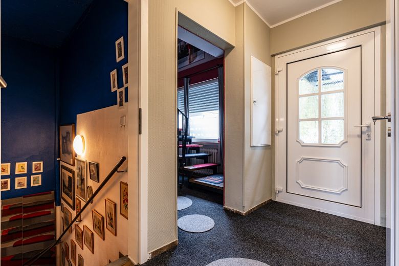 vielseitig verwendbares Zweifamilienwohnhaus im anerkannten Naturschutzgebiet – Flur-Diele zum EG/1.OG/DG