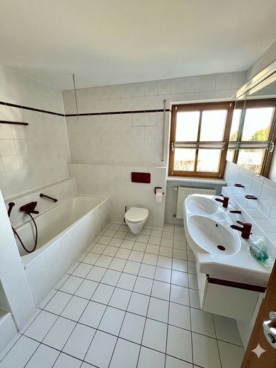 Helle Doppelhaushälfte mit großem Garten - frei ab Aug. 26 - ohne Provision – Bad im OG