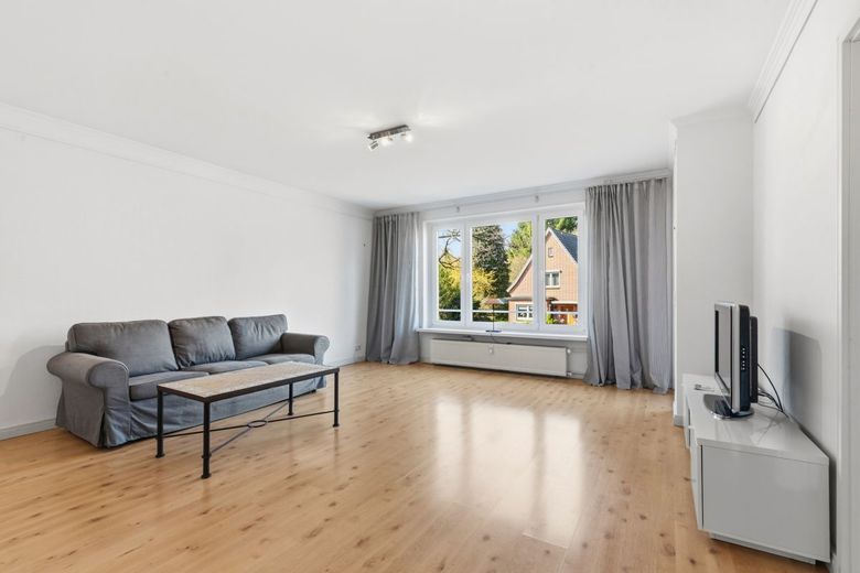 Sonnige Balkonwohnung mit Stellplatz in Halstenbek – Wohnzimmer