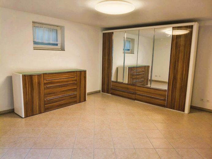Familienfreundliche und gehobene Doppelhaushälfte mit Erdwärme und ohne Provision – Schlafzimmer Souterrain 1