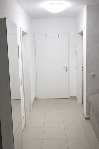 Flur mit Sicht zum Eingang