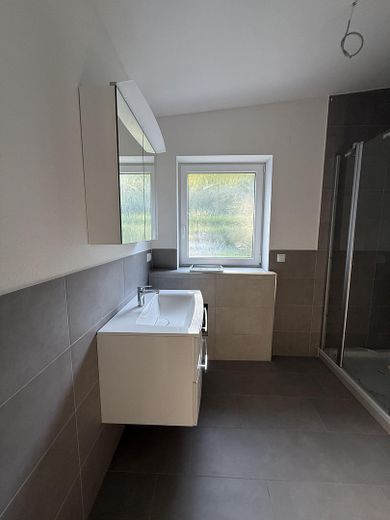 Frisch saniertes Einfamilienhaus mit Kaminofen auf 634qm Grundstück - provisionsfrei – Bad Ansicht 3
