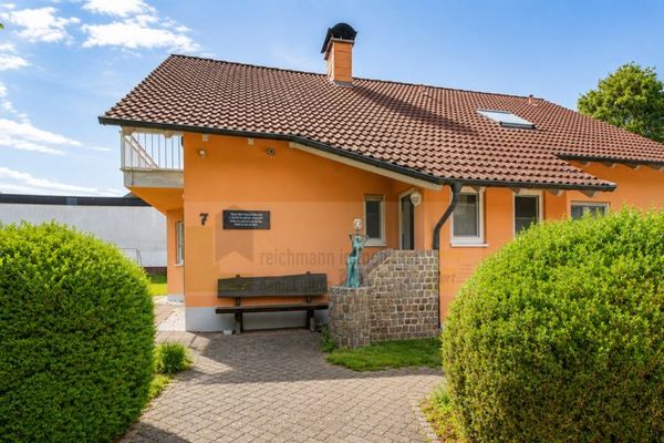 Magnífica vivienda unifamiliar con jardín protegido, jardín de verano, acceso independiente a la zona del semisótano y dos garajes en una tranquila calle sin salida de Donaueschingen