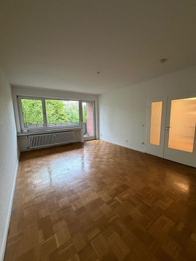 Sonnige Erdgeschosswohnung mit 2 Balkonen – Wohnzimmer