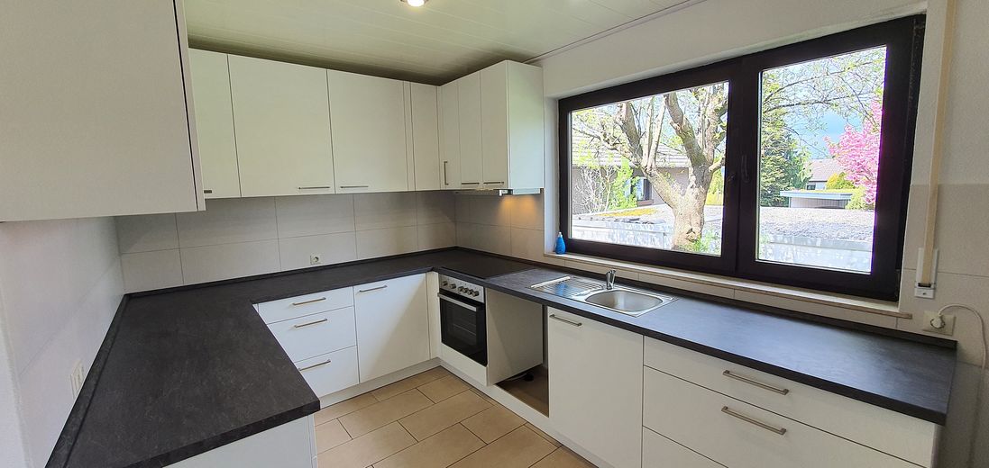 Modernisierte helle 5,5 Zimmer 145 m² EG Whg. / Garten / EBK / ca. 37 m² Süd Terrasse & Markise – Küche