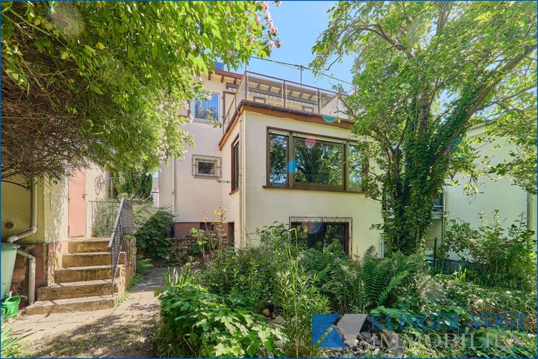 Sanierungsbedürftige Doppelhaushälfte mit Garten, Balkon und Garage – Rückansicht Haus