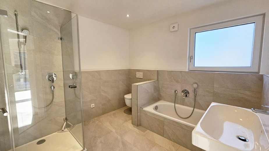 Planen Sie jetzt Ihr neues Nest in den Bergen mit guter München Anbindung – Badezimmer als Beispiel
