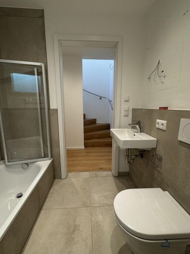Sonnige 4-Zimmer Wohnung // Garten, EBK und hohen Decken // Neubau in Langenbach – Bad 2