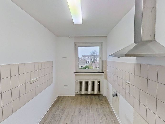 SPARAKTION: Komfortable 3-Zimmer-Wohnung mit überdachtem BALKON und Tageslichtbad mit Dusche und Badewanne – Ansicht I: Küche