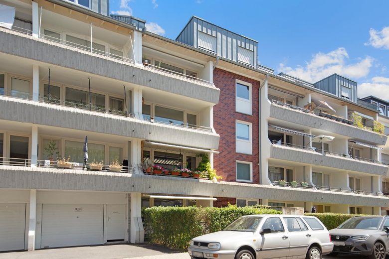 Erstbezug nach Kernsanierung: Exklusive Designerwohnung mit EBK, Balkon & TG-Stellplatz – Frontansicht