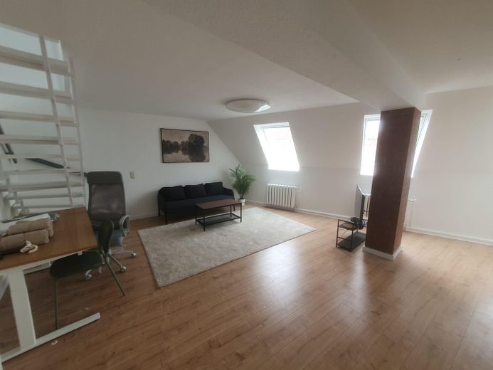 Möbliertes WG-Zimmer in top Lage – einfach einziehen! (Mittelstraße, DG-Maisionette) – Wohnzimmer