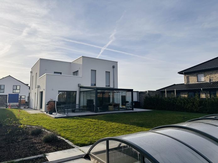 Exklusiv wohnen – moderne Stadtvilla mit Pool und Stil – Foto 19