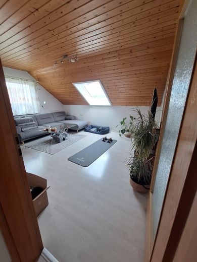 Gemütliche Dachgeschosswohnung 4 Zimmer mit Einbauküche in ruhiger Wohngegend – Zimmer 1