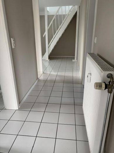 Ekskluzywne, jasne 2 1/2-pokojowe mieszkanie na poddaszu w centrum miasta Aschaffenburg z balkonem - blisko Menu – Flur - Blick zur Treppe