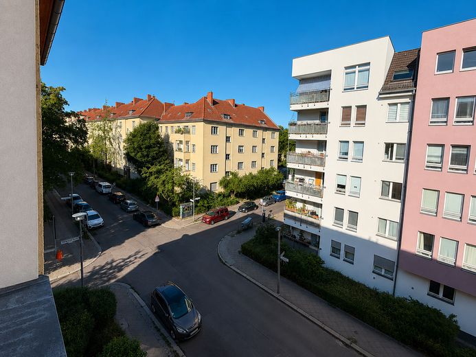 Frisch sanierte, bezugsfreie 3-Zimmer-Wohnung mit Eichenparkett in ruhiger Lage Prenzlauer Berg – Blick auf die Straße